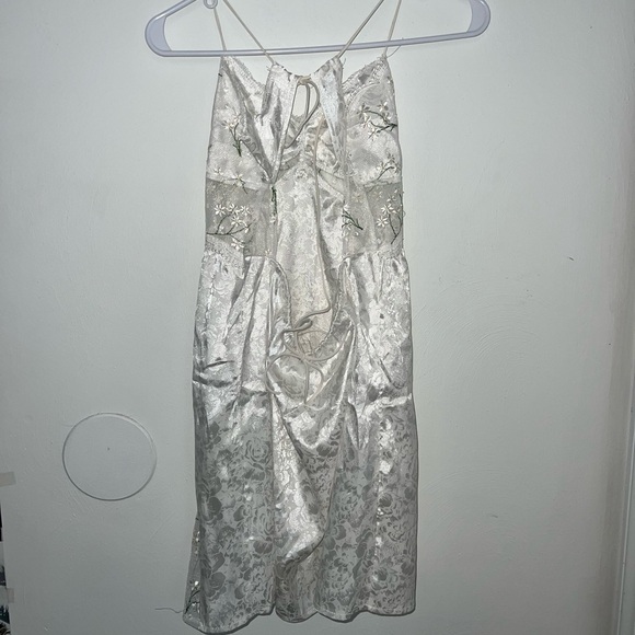 Silky Cut out dress - Picture 7 of 10